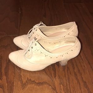 Bocage cream colored lace up Oxford heels size 39